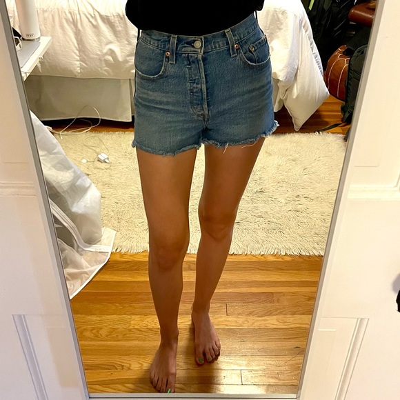 Levi’s Ribcage Shorts - Picture 5 of 10